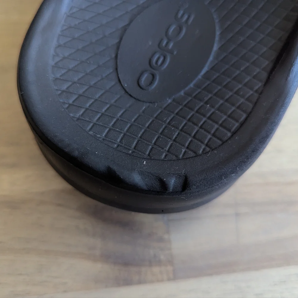 OOFOS Ooah‎ Slide Sandals (Men's 9, Women's 11)